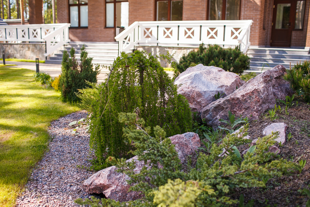 Свежая идея для дизайна: летний участок и сад в скандинавском стиле с полуденной тенью - отличное фото интерьера