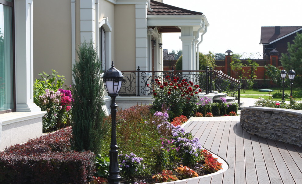 Стильный дизайн: солнечный, летний участок и сад в классическом стиле с хорошей освещенностью и настилом - последний тренд