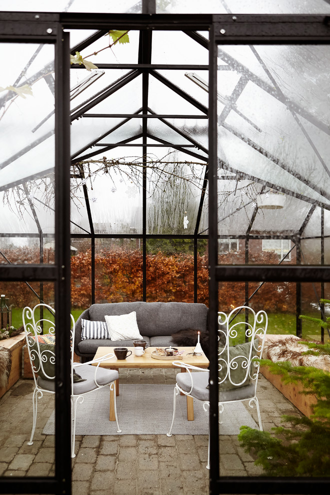 Diseño de galería romántica con suelo de cemento, techo de vidrio y suelo gris