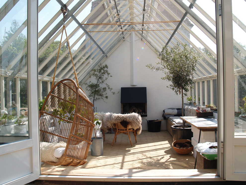 Idee per una veranda scandinava con camino classico, cornice del camino in intonaco e soffitto in vetro