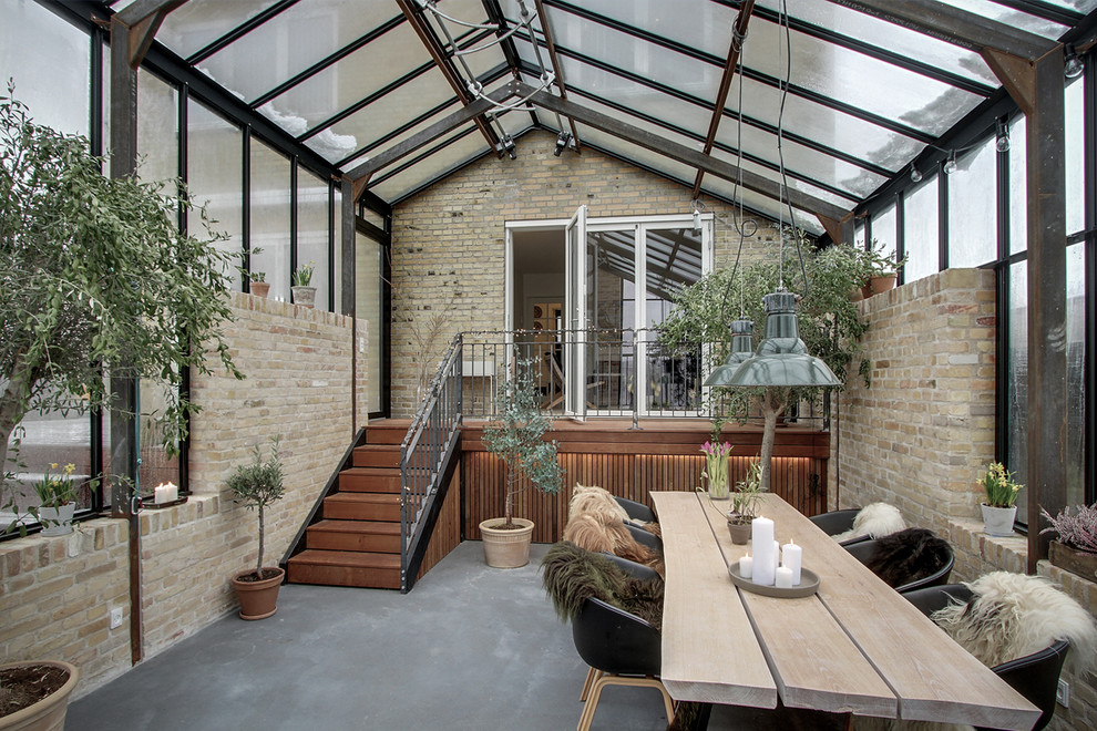 Immagine di una veranda scandinava di medie dimensioni con pavimento in cemento, soffitto in vetro e pavimento grigio