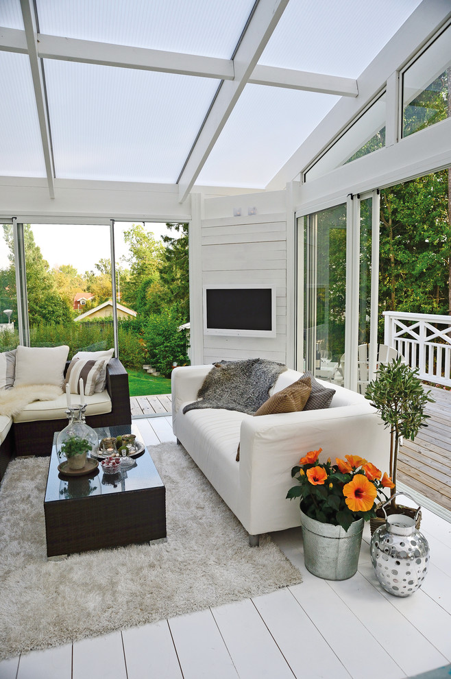 Ispirazione per una veranda tradizionale di medie dimensioni con pavimento in legno verniciato e pavimento bianco