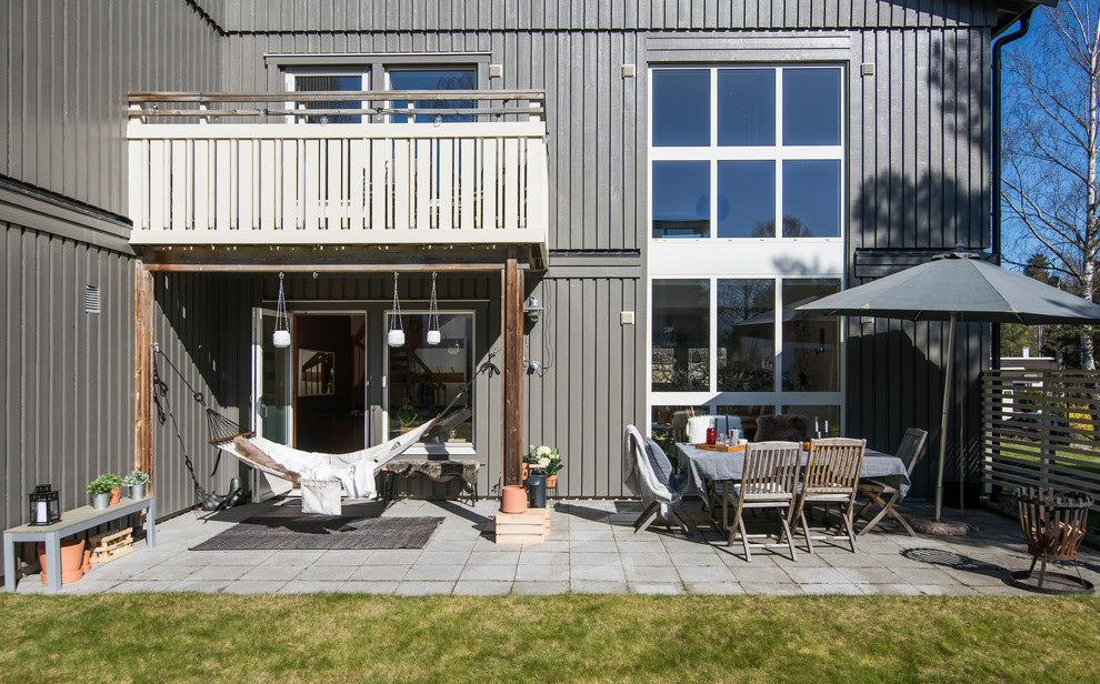 Источник вдохновения для домашнего уюта: большой двор на заднем дворе в скандинавском стиле с мощением тротуарной плиткой