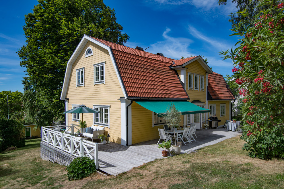 Großer Landhausstil Patio neben dem Haus mit Markisen in Stockholm