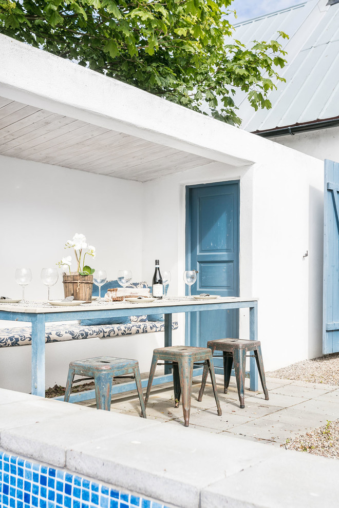 Источник вдохновения для домашнего уюта: двор в морском стиле с покрытием из гравия и навесом