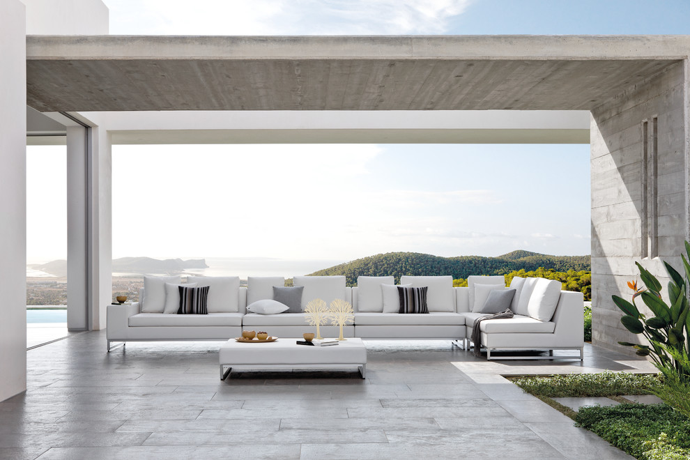 Пример оригинального дизайна: большой двор на заднем дворе в современном стиле с покрытием из бетонных плит и навесом