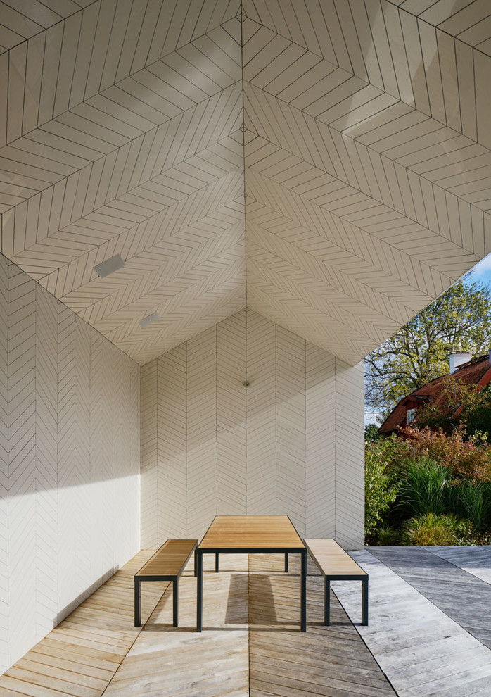 Idee per un patio o portico moderno nel cortile laterale con pedane e un gazebo o capanno