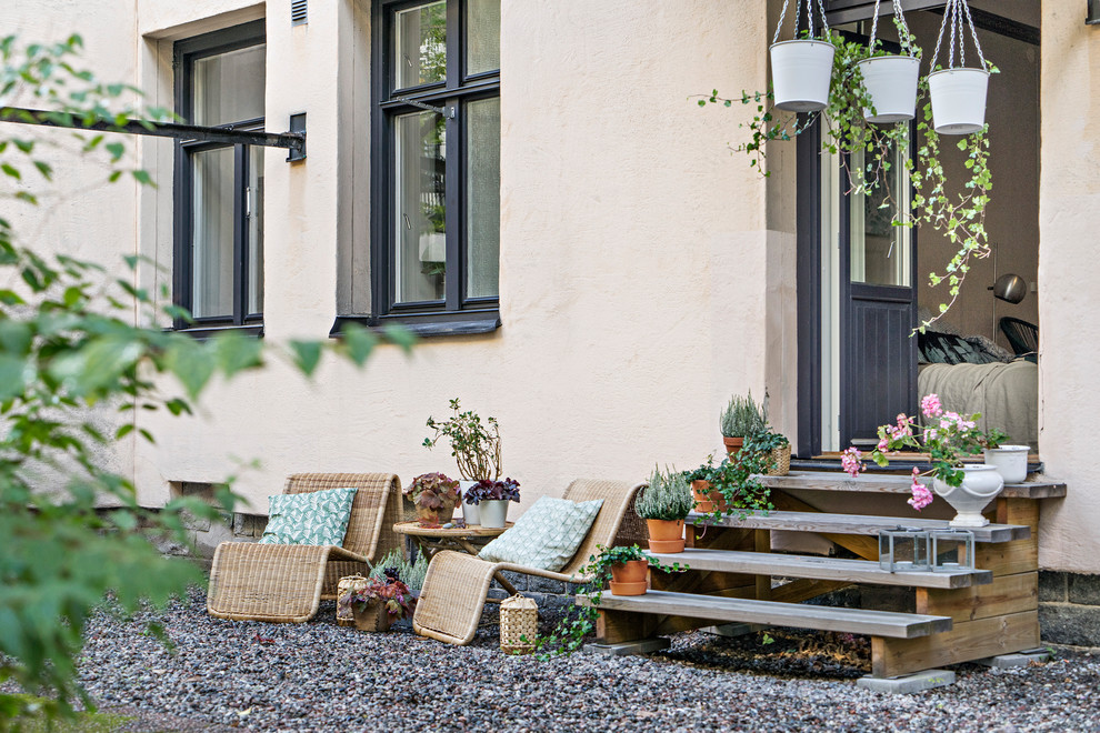 Inspiration för en vintage uteplats på baksidan av huset, med grus