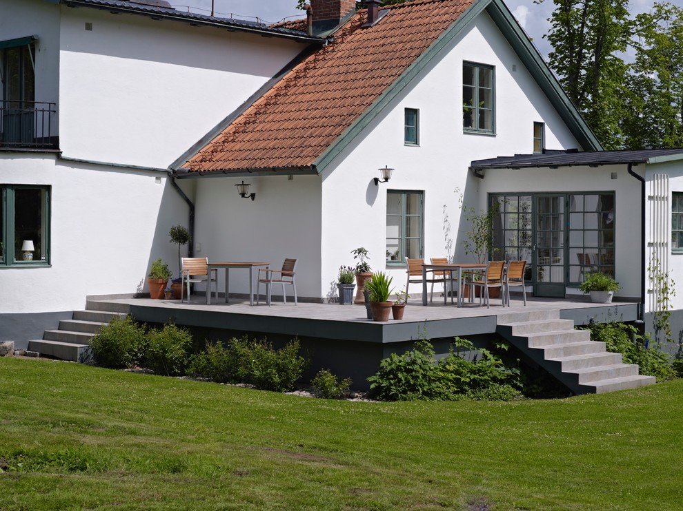 Пример оригинального дизайна: огромный двор в скандинавском стиле с покрытием из бетонных плит