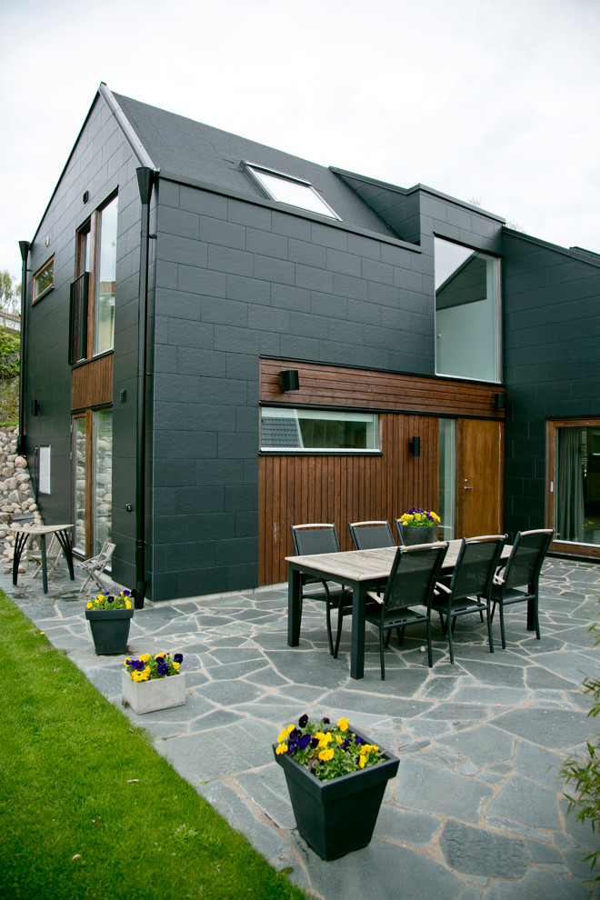 Стильный дизайн: двор на переднем дворе в современном стиле с покрытием из каменной брусчатки - последний тренд