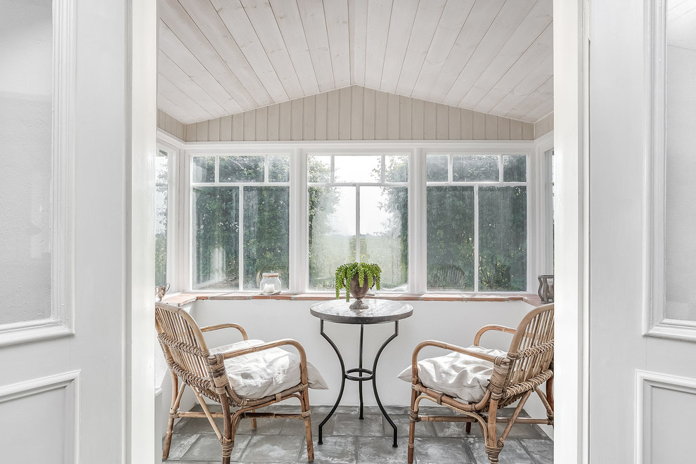 Ispirazione per una veranda scandinava con soffitto classico e pavimento grigio