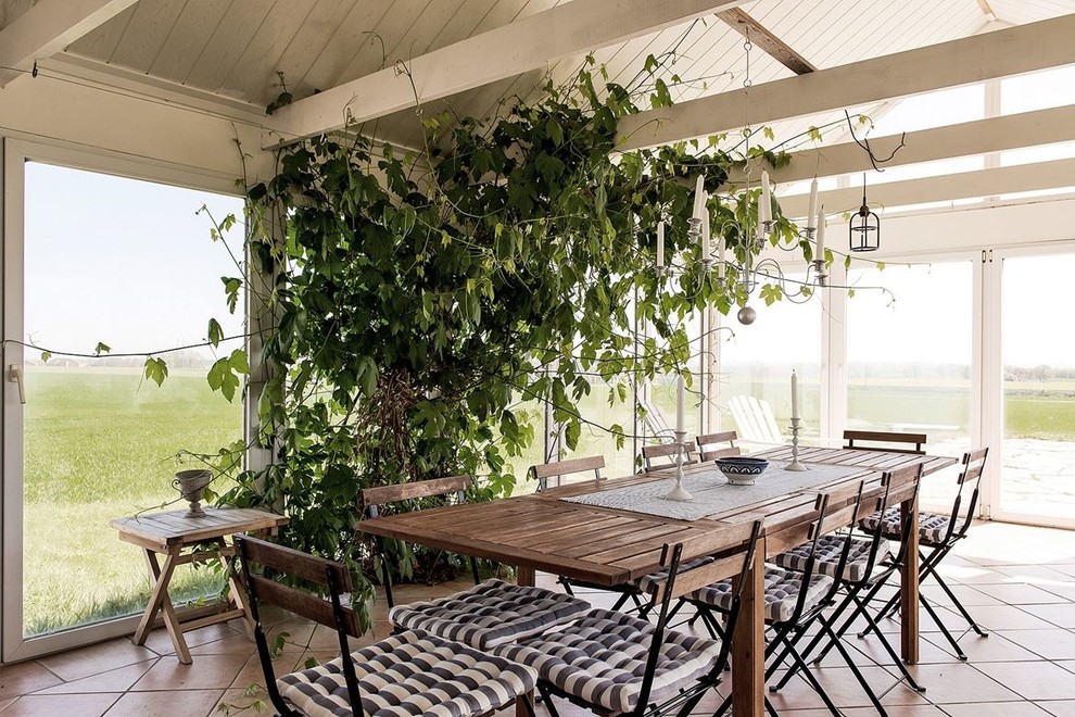 Großer Shabby-Style Wintergarten mit Terrakottaboden, orangem Boden und normaler Decke in Sonstige