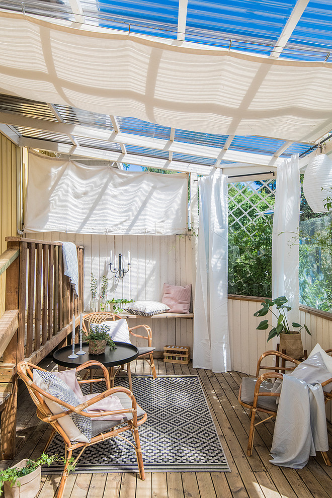 Ispirazione per una veranda mediterranea di medie dimensioni con nessun camino, parquet chiaro, soffitto in vetro e pavimento beige