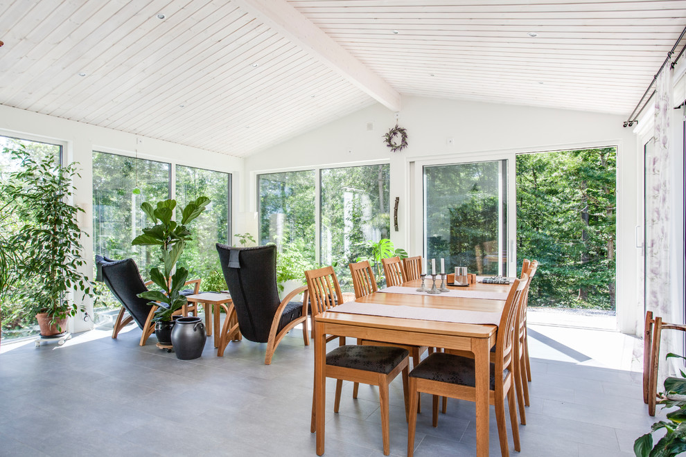 Immagine di una veranda scandinava con soffitto classico e pavimento grigio