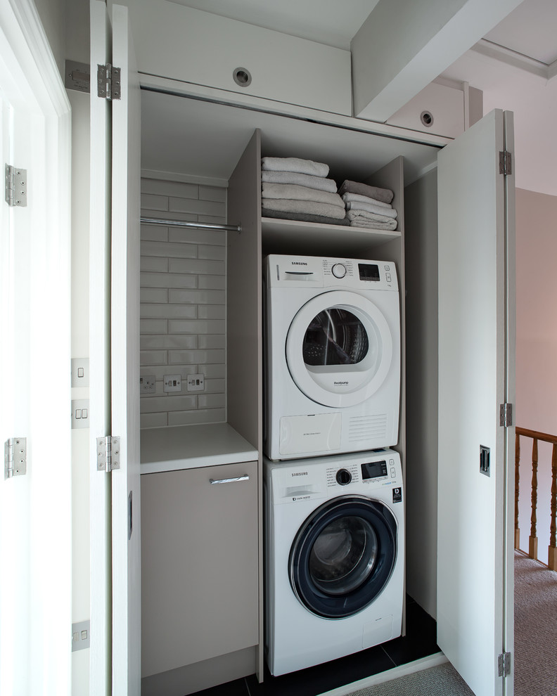 Moderner Hauswirtschaftsraum mit Waschmaschinenschrank in London