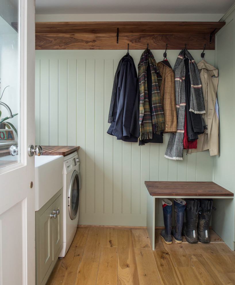 Immagine di una lavanderia multiuso chic di medie dimensioni con lavello stile country, ante in stile shaker, ante grigie, top in legno e lavatrice e asciugatrice affiancate