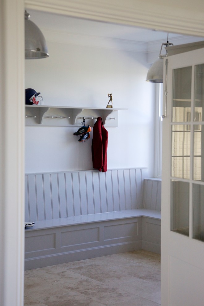 Ejemplo de lavadero en U clásico renovado de tamaño medio con armarios estilo shaker, puertas de armario grises, paredes blancas y suelo de travertino