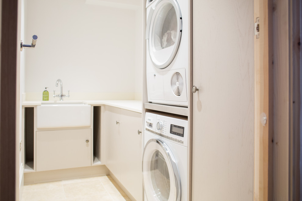 Exempel på en liten modern vita l-formad vitt tvättstuga enbart för tvätt, med en rustik diskho, släta luckor, beige skåp, bänkskiva i koppar, vita väggar, travertin golv, en tvättpelare och beiget golv
