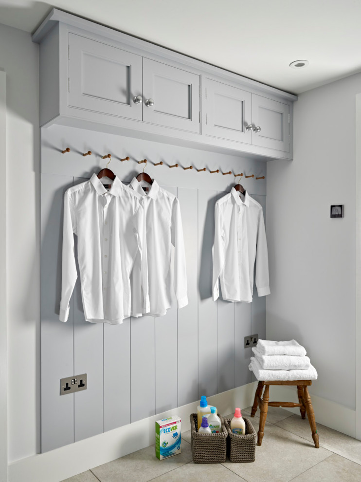 Foto de lavadero multiusos actual de tamaño medio con armarios con rebordes decorativos y puertas de armario grises