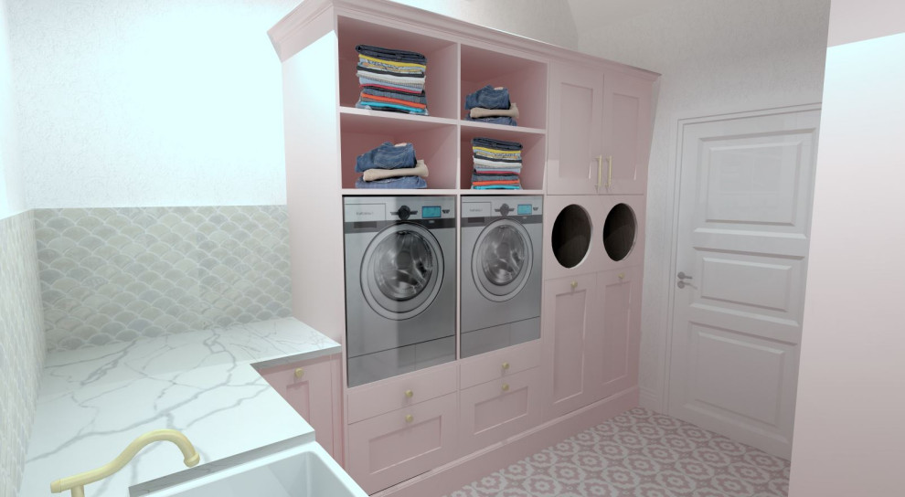 バークシャーにあるお手頃価格の小さなシャビーシック調のおしゃれな家事室 (L型、エプロンフロントシンク、インセット扉のキャビネット、淡色木目調キャビネット、珪岩カウンター、ピンクのキッチンパネル、セラミックタイルのキッチンパネル、白い壁、セラミックタイルの床、上下配置の洗濯機・乾燥機、ピンクの床、白いキッチンカウンター、格子天井) の写真