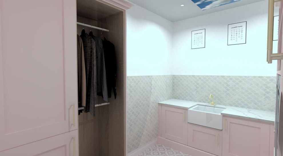 Foto på ett litet shabby chic-inspirerat vit l-format grovkök, med en rustik diskho, luckor med profilerade fronter, skåp i ljust trä, bänkskiva i kvartsit, rosa stänkskydd, stänkskydd i keramik, vita väggar, klinkergolv i keramik, en tvättpelare och rosa golv