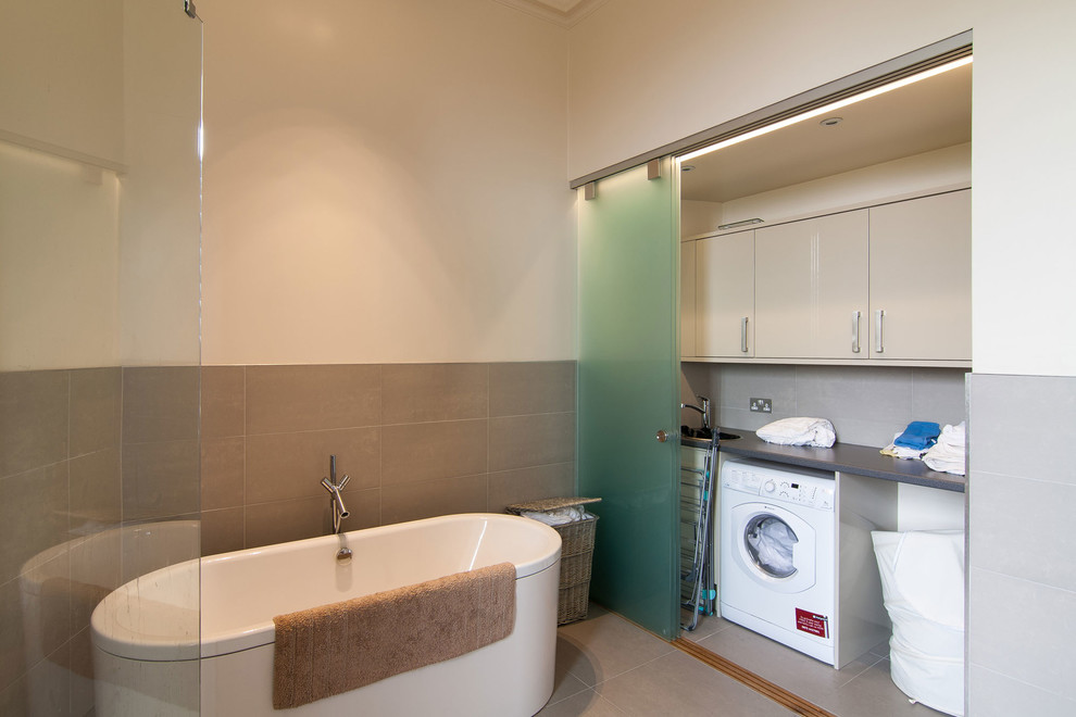 На фото: ванная комната со стиральной машиной в скандинавском стиле
