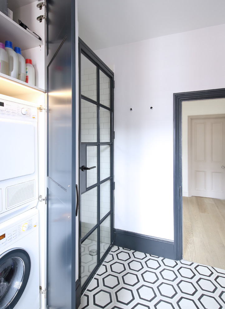 Exempel på en modern tvättstuga, med flerfärgat golv
