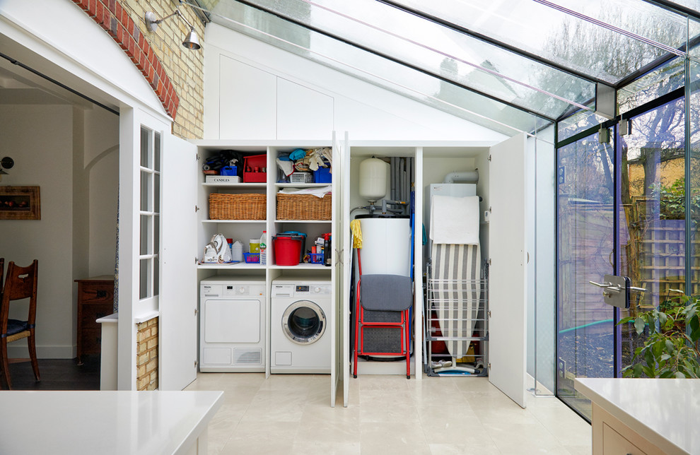 ロンドンにあるコンテンポラリースタイルのおしゃれなランドリークローゼット (I型、フラットパネル扉のキャビネット、白いキャビネット、白い壁、左右配置の洗濯機・乾燥機、ベージュの床) の写真