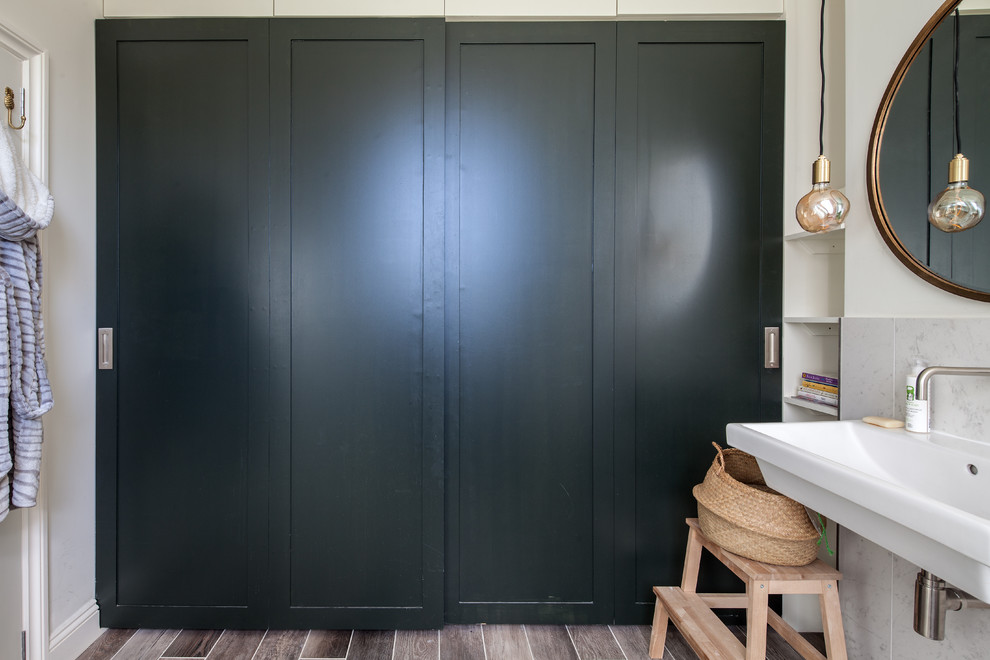 This is an example of a traditional utility room in London.