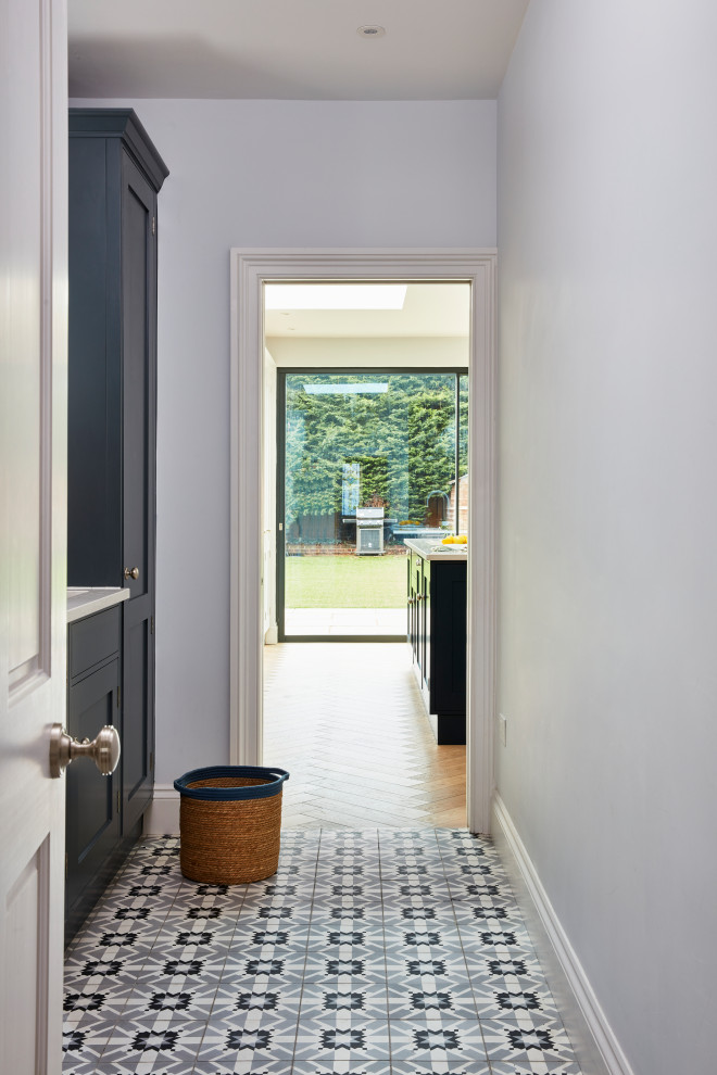 Foto på en mellanstor eklektisk vita linjär tvättstuga enbart för tvätt, med en nedsänkt diskho, skåp i shakerstil, grå skåp, bänkskiva i koppar, grå väggar, klinkergolv i keramik, tvättmaskin och torktumlare byggt in i ett skåp och grått golv