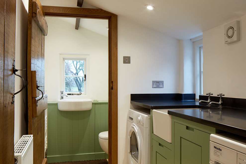 Idee per una lavanderia classica con lavello stile country, ante in stile shaker, ante verdi, pareti bianche e top nero
