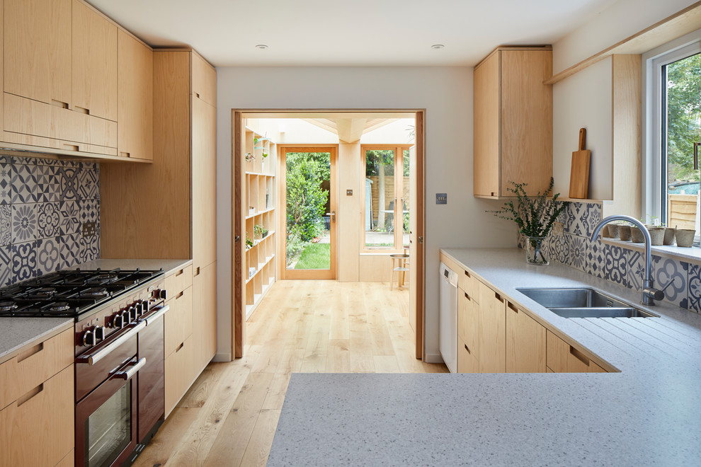 Moderne Küche mit offenen Schränken, hellen Holzschränken, Mineralwerkstoff-Arbeitsplatte, braunem Holzboden, braunem Boden und gelber Arbeitsplatte in London