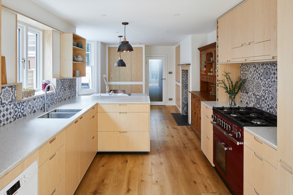 Cette photo montre une cuisine moderne en bois clair avec un placard sans porte, un plan de travail en surface solide, un sol en bois brun, un sol marron et un plan de travail jaune.