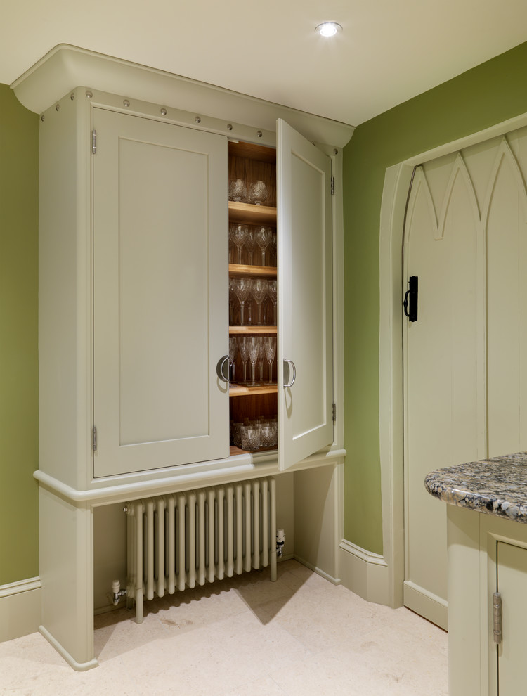 Diseño de lavadero clásico con paredes verdes y suelo de piedra caliza
