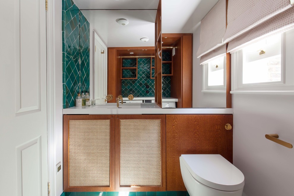 ロンドンにある高級な小さなミッドセンチュリースタイルのおしゃれな家事室 (一体型シンク、珪岩カウンター、白い壁、大理石の床、目隠し付き洗濯機・乾燥機、緑の床、白いキッチンカウンター) の写真