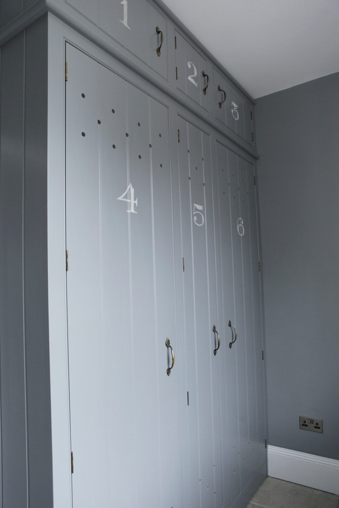 Klassischer Hauswirtschaftsraum mit Schrankfronten im Shaker-Stil, grauen Schränken und grauer Wandfarbe in West Midlands