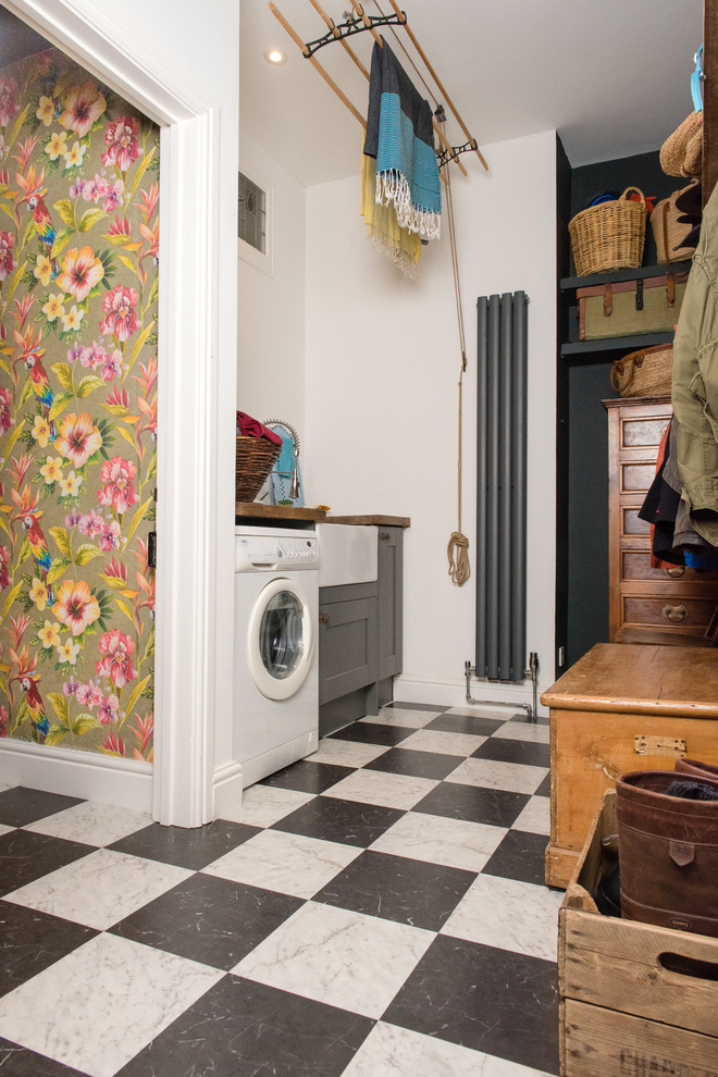 Foto di una piccola lavanderia multiuso minimal con lavello stile country, ante in stile shaker, ante grigie, top in legno, pareti grigie, pavimento multicolore, pavimento in linoleum e top marrone