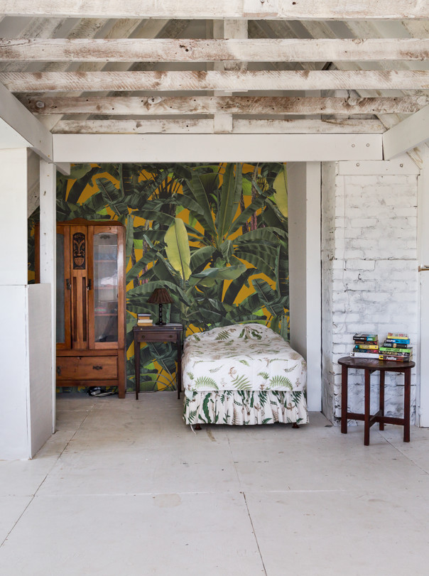Zweizeiliger, Großer Uriger Hauswirtschaftsraum mit grüner Wandfarbe in Kent