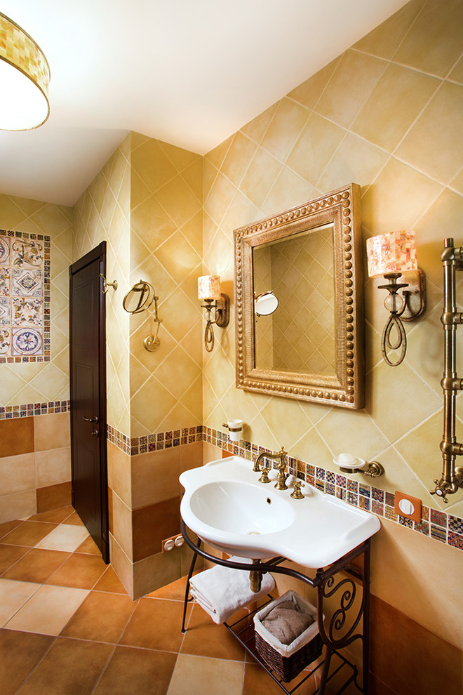 Mediterranes Badezimmer mit beigen Fliesen, braunen Fliesen und Waschtischkonsole in Moskau