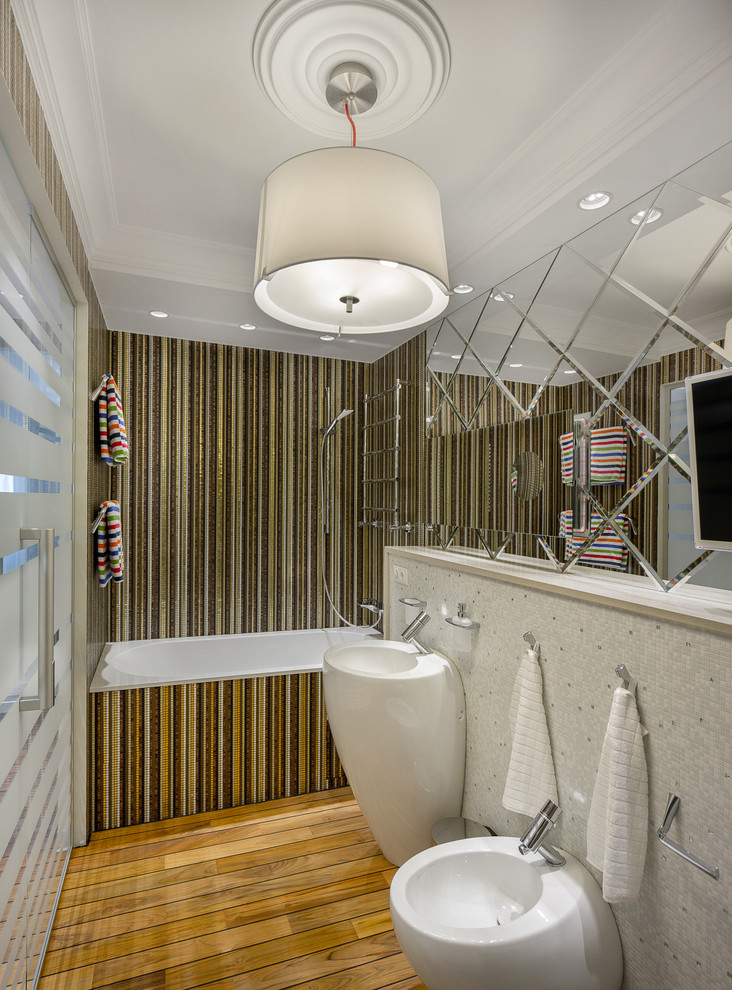 Idee per una stanza da bagno padronale minimal con vasca ad alcova, vasca/doccia, bidè, piastrelle bianche, piastrelle marroni, piastrelle a mosaico, pareti bianche e lavabo a colonna
