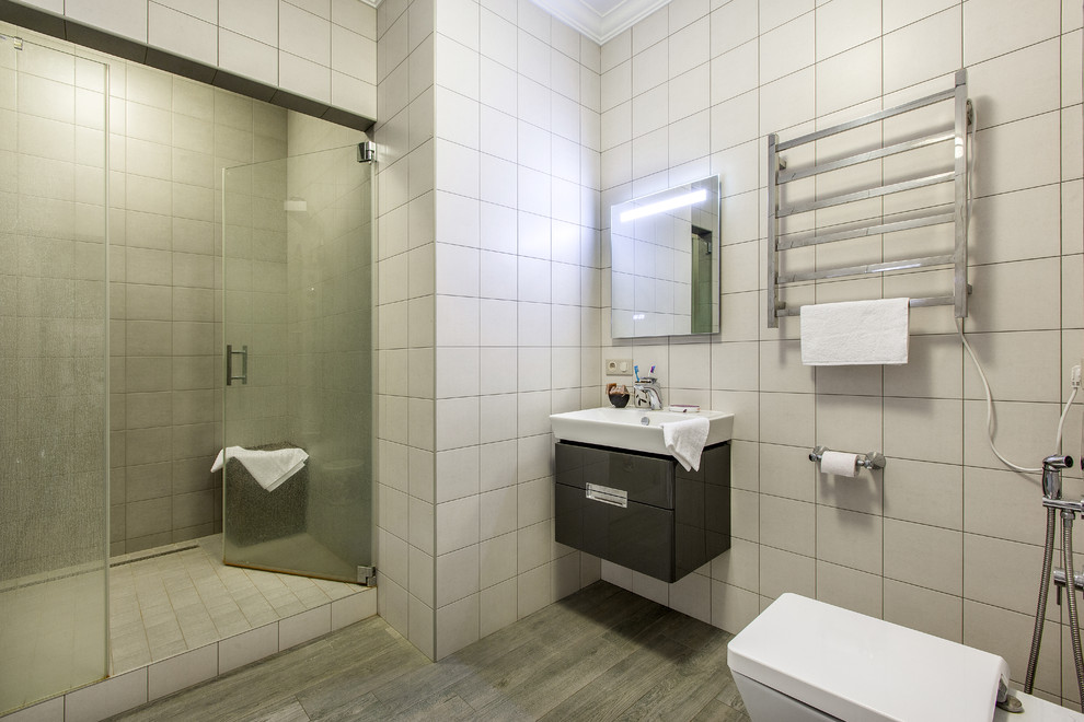 他の地域にあるコンテンポラリースタイルのおしゃれなバスルーム (浴槽なし) (フラットパネル扉のキャビネット、黒いキャビネット、アルコーブ型シャワー、白いタイル、オーバーカウンターシンク) の写真