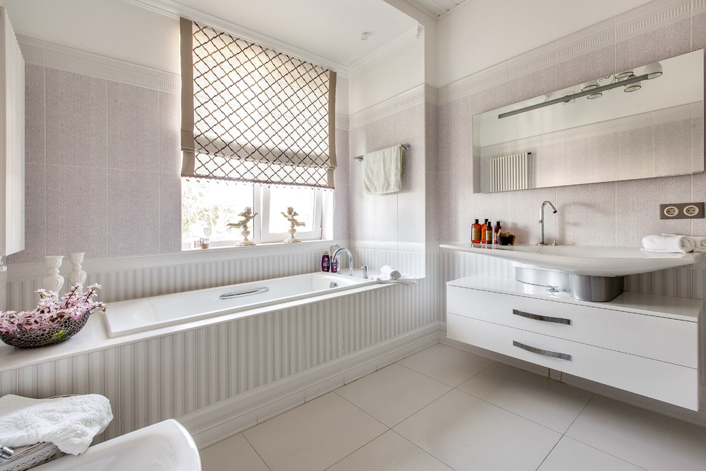 Esempio di una stanza da bagno padronale chic con ante lisce, ante bianche, vasca da incasso, lavabo a bacinella e piastrelle grigie