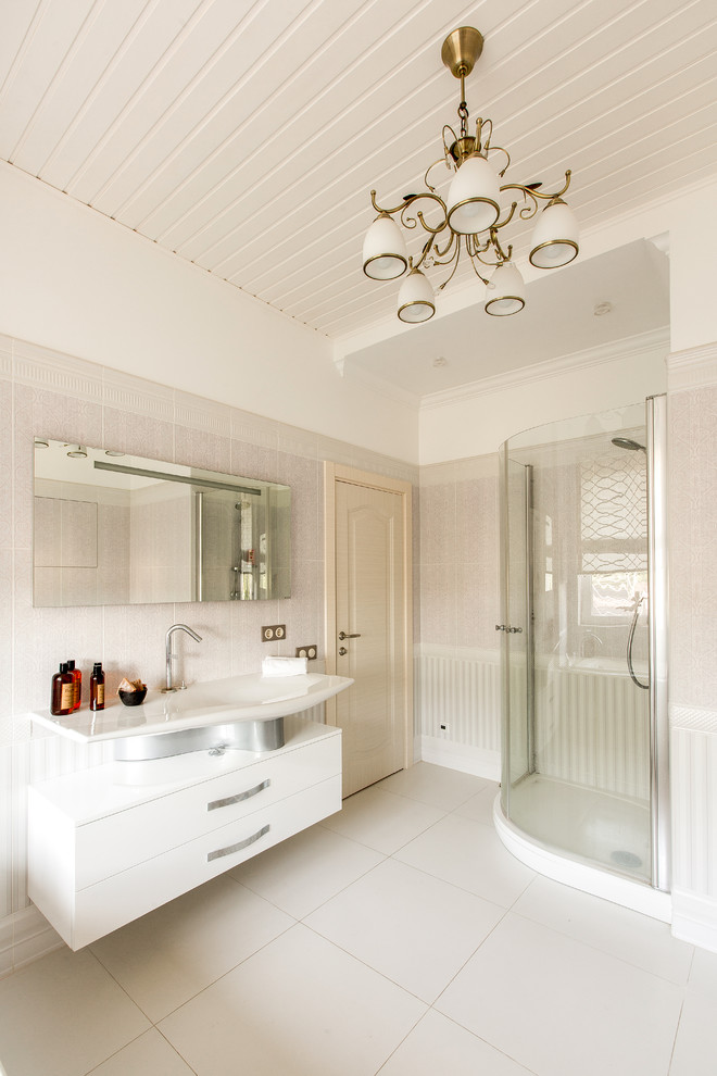 Großes Shabby-Style Badezimmer En Suite mit flächenbündigen Schrankfronten, weißen Schränken, Aufsatzwaschbecken, Eckdusche, grauen Fliesen und Falttür-Duschabtrennung in Sonstige