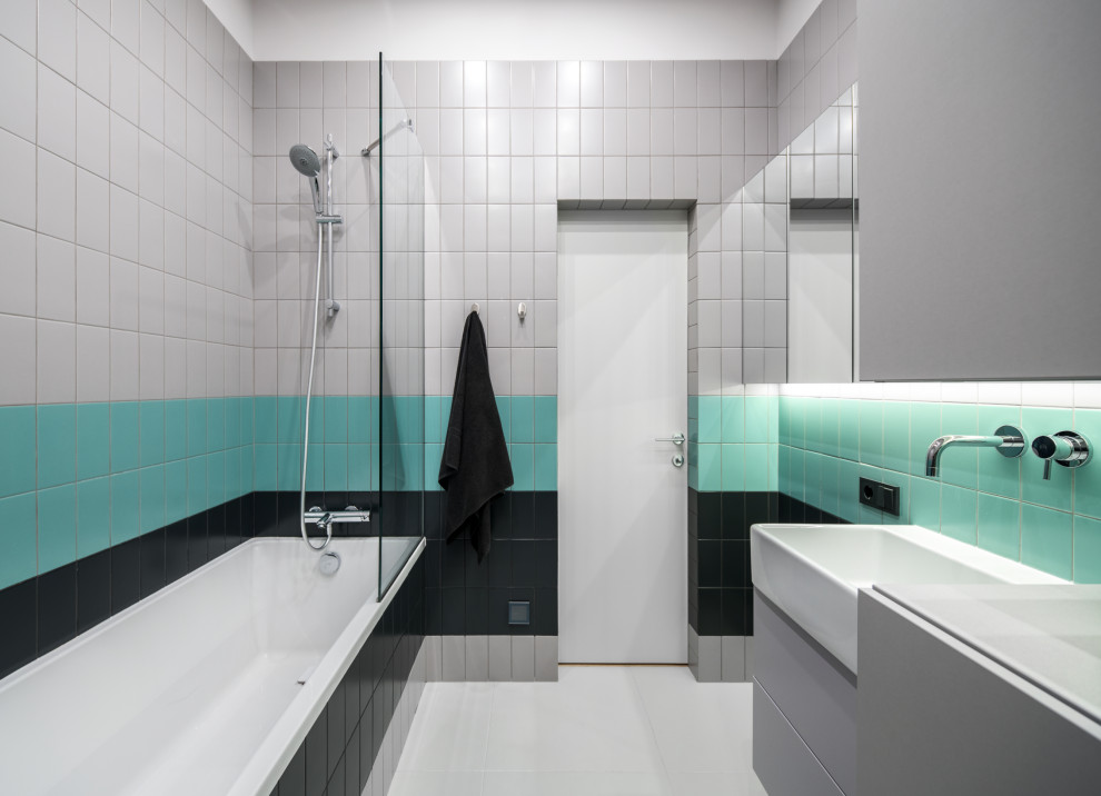 Свежая идея для дизайна: ванная комната среднего размера в современном стиле с плоскими фасадами, серыми фасадами, ванной в нише, душем над ванной, черной плиткой, серой плиткой, зеленой плиткой, керамогранитной плиткой, душевой кабиной, настольной раковиной, белым полом и белой столешницей - отличное фото интерьера