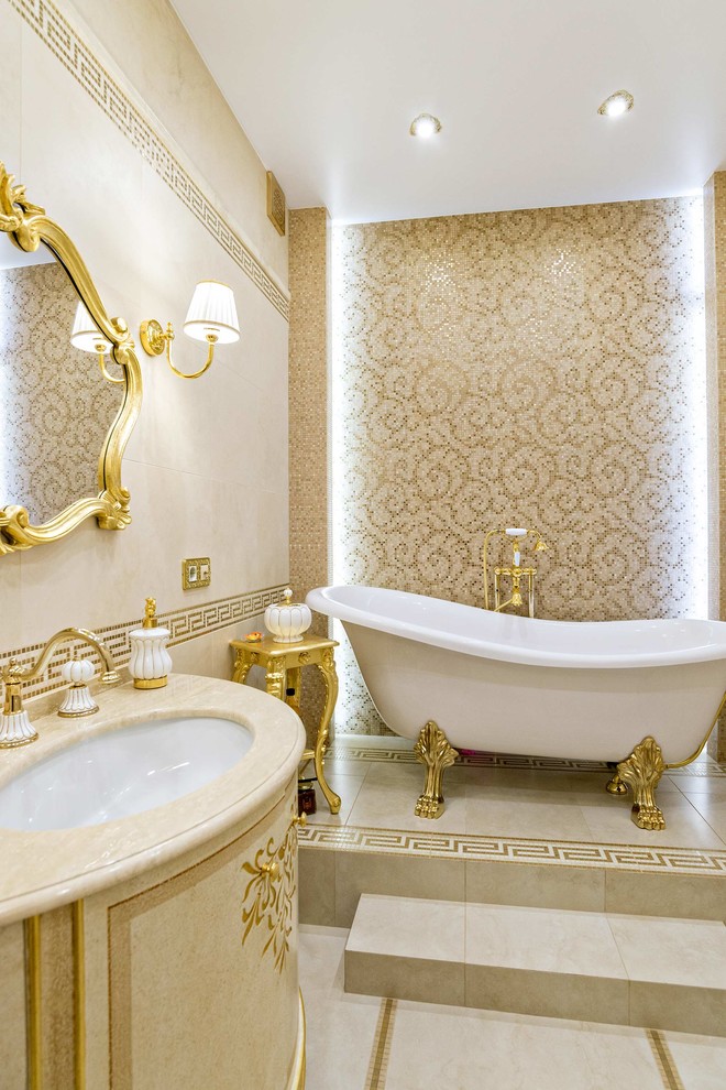 Exempel på ett stort klassiskt beige beige en-suite badrum, med ett badkar med tassar, beige kakel, mosaik, marmorbänkskiva, beiget golv, beige skåp och ett undermonterad handfat
