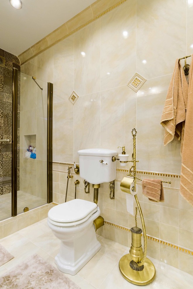 Idee per una grande stanza da bagno con doccia chic con piastrelle beige, piastrelle a mosaico, pavimento beige e WC a due pezzi