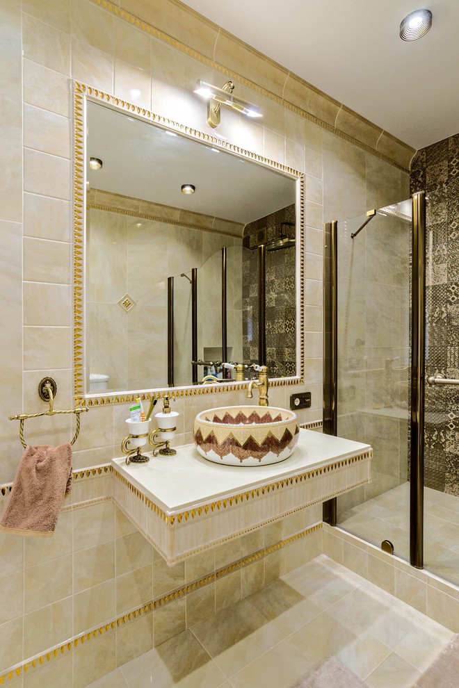 Cette image montre une grande salle d'eau traditionnelle avec une douche à l'italienne, un carrelage beige, des carreaux de céramique, un mur beige, un sol en carrelage de céramique, un lavabo de ferme, un plan de toilette en surface solide, un sol beige, une cabine de douche à porte battante et un plan de toilette beige.