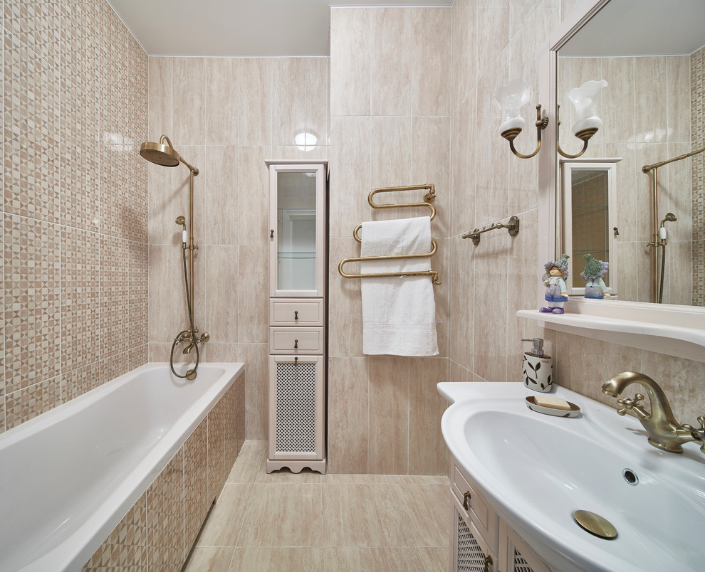 Immagine di una stanza da bagno chic con vasca ad alcova, piastrelle beige e lavabo integrato