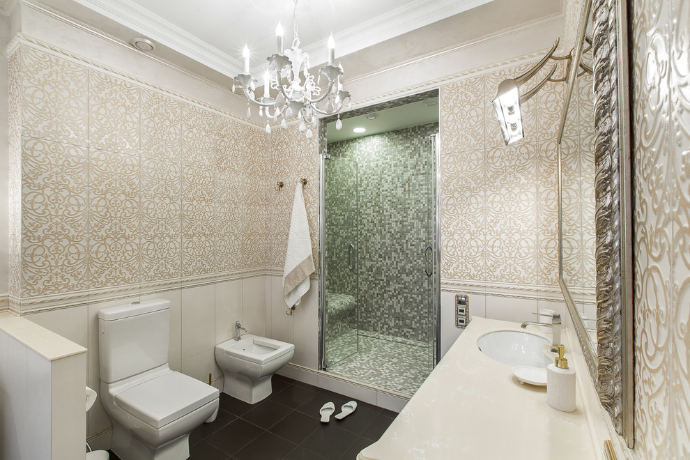 Idées déco pour une salle de bain classique avec un carrelage beige, un carrelage blanc, un bidet, un lavabo encastré et une cabine de douche à porte battante.