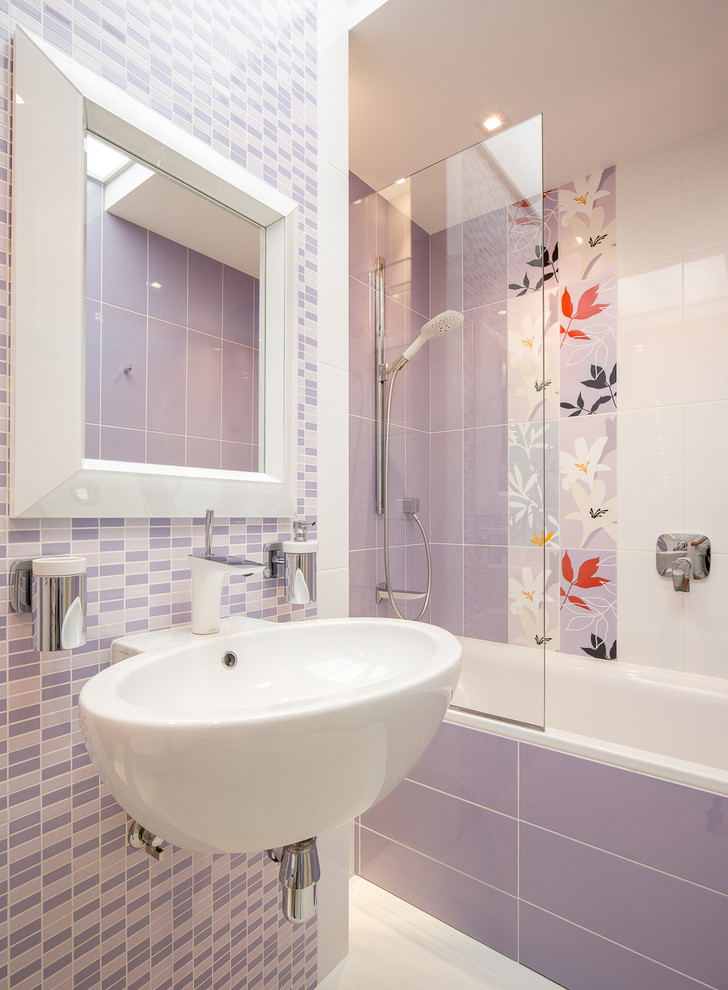 Modelo de cuarto de baño principal contemporáneo con bañera empotrada, combinación de ducha y bañera, baldosas y/o azulejos blancos, baldosas y/o azulejos multicolor y lavabo suspendido